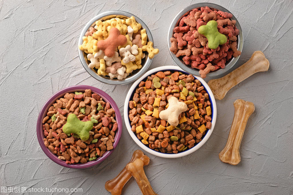 灰色纹理背景下的宠物食品碗